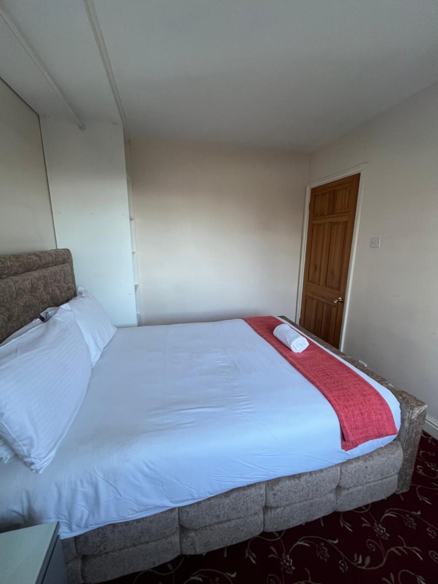 Unwind In Comfort At Cosy Caradus Your 4 Bedroom Home Sweet Home! برمنغهام المظهر الخارجي الصورة