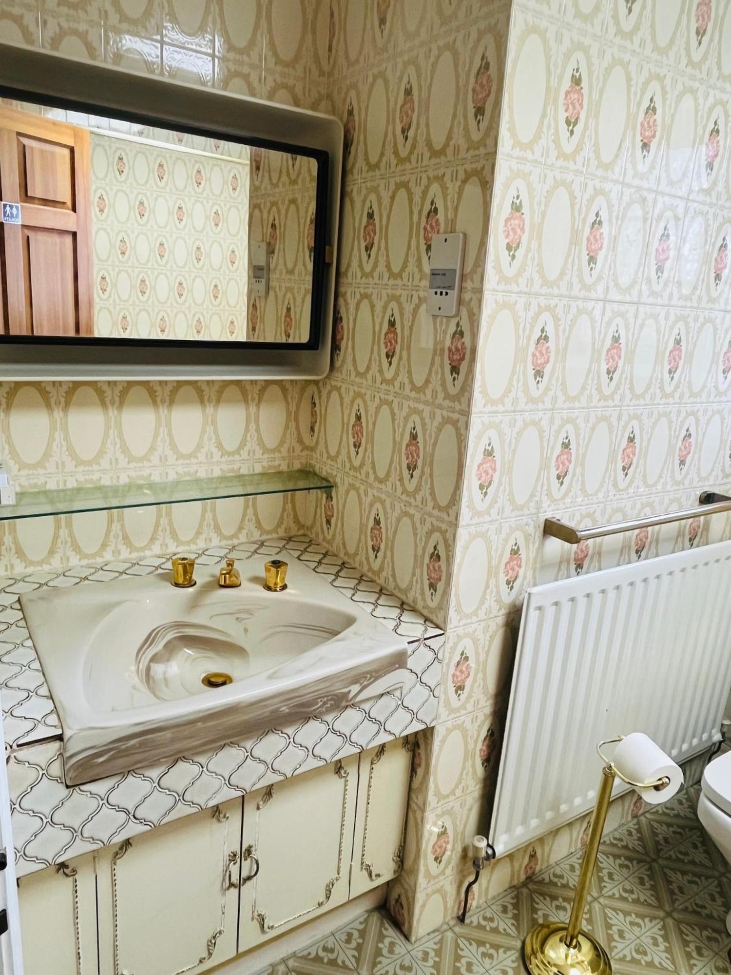 Unwind In Comfort At Cosy Caradus Your 4 Bedroom Home Sweet Home! برمنغهام المظهر الخارجي الصورة
